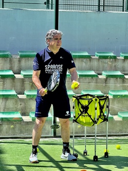 Genieten van het heerlijke Spaanse weer, padellen in de zon. En trainen met een Spaanse trainer.