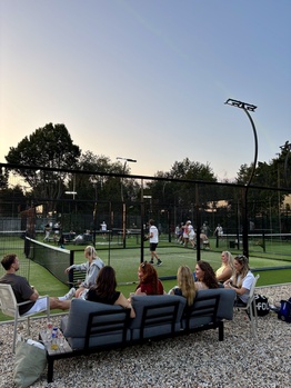 Eerste editie van Padel & Booze vol sport, plezier en gezelligheid