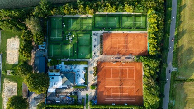 Een luchtbeeld van ons padel- en tennispark