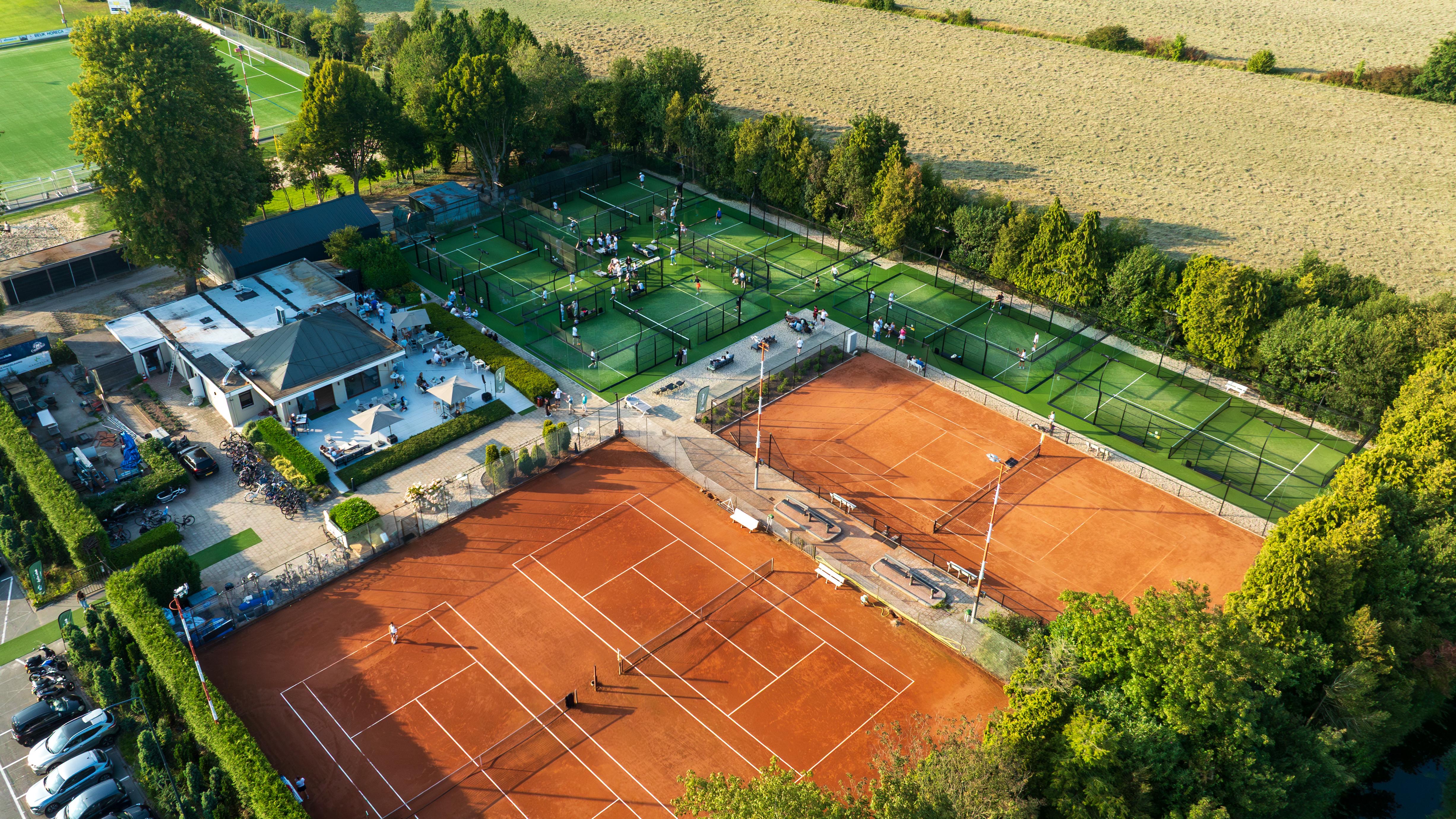 Een luchtbeeld van ons padel- en tennispark
